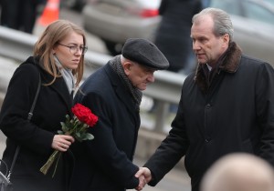 Евгений Ясин с внучкой Варварой и полномочный представитель президента России в Госдуме Гарри Минх (справа)