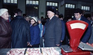 Борис Немцов и Борис Ельцин инспектируют торговую сеть в Нижегородской области (1992)