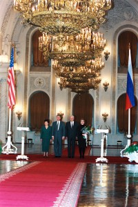 Супруга президента РФ Н.И. Ельцина, президент США Уилям Дж. (Билл) Клинтон, президент РФ Б.Н. Ельцин, супруга президента США Х.Р. Клинтон