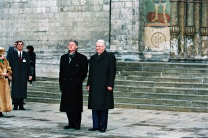 Президент США Уилям Дж. (Билл) Клинтон и президент РФ Б.Н. Ельцин во время прогулки по Московскому Кремлю