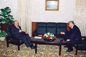 Президент РФ Б.Н. Ельцин и председатель Верховного Совета Дагестанской АССР М.М. Магомедов