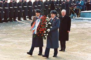 Президент РФ Б.Н. Ельцин во время возложения венка на Пискаревском мемориальном кладбище