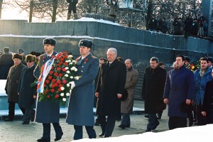 Президент РФ Б.Н. Ельцин во время возложения венка на Пискаревском мемориальном кладбище