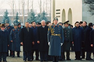 Мэр г. Санкт-Петербурга А.А. Собчак, Президент РФ Б.Н.Ельцин, министр обороны РФ П.С. Грачев на Пискаревском мемориальном кладбище