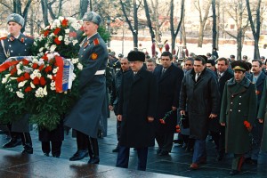 Президент РФ Б.Н. Ельцин на церемонии возложения венка к могиле Неизвестного солдата у Кремлевской стены