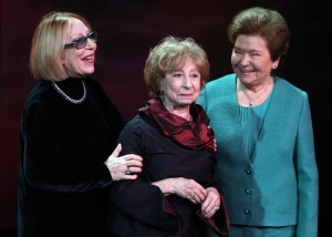 Наина Ельцина вручила Лии Ахеджаковой «Нику» «За честь и достоинство»