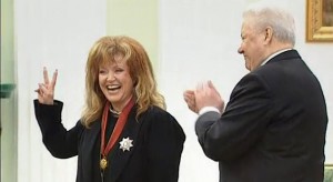Борис Ельцин вручает Алле Пугачёвой орден «За заслуги перед Отечеством» II степени