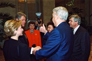 Президент США Уилям Дж. (Билл) Клинтон с супругой Х.Р. Клинтон и президент РФ Б.Н. Ельцин с супругой Н.И. Ельциной