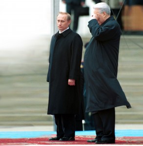 Новый президент России Владимир Путин и первый президент России Борис Ельцин на Соборной площади после церемонии инаугурации