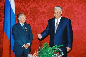 Встреча президента РФ Б.Н. Ельцина с руководителем Международного Олимпийского комитета Хуаном Антонио Самаранчем и вручил ему орден Дружбы народов