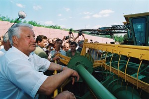 Поездка президента РФ Б.Н. Ельцина и Н.И. Ельциной по Волге (г. Плес Ивановской области, г. Нижний Новгород, г. Тольятти, г. Волжск (показательные полеты военной авиации), г. Ростов-на-Дону и г. Сочи резиденция "Бочаров ручей")