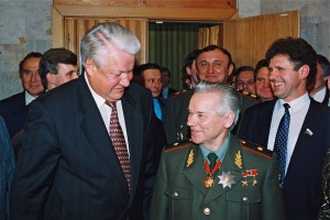 Поездка президента РФ Б.Н. Ельцина в Удмуртию для участия в праздновании 75-летия конструктора стрелкового оружия Михаила Калашникова