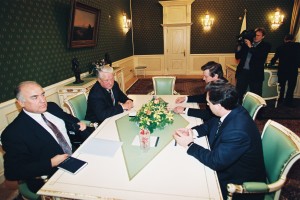 Президент РФ Б.Н. Ельцин, председатель Правительства РФ В.С. Черномырдин, председатель Совета Федерации РФ В.Ф. Шумейко и председатель Государственной Думы РФ И. П. Рыбкин