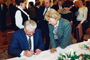 Встреча президента РФ Б.Н. Ельцина с российскими женщинами в преддверии Международного женского дня 8 Марта Автограф Б.Н. Ельцина для российского литературоведа, критика, писательницы, мемуариста, общественного деятеля (президентский совет РФ) М.О. Чудако