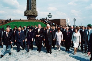 Участие руководителей стран - постоянных членов СБ ООН и участниц ОБСЕ в торжествах по случаю 50-летия Победы в Великой Отечественной войне 1941-1945 гг. (Красная площадь, Александровский сад, Поклонная гора, Кремль, БКД)