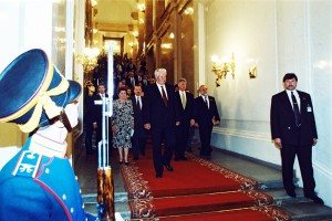 Участие руководителей стран - постоянных членов СБ ООН и участниц ОБСЕ в торжествах по случаю 50-летия Победы в Великой Отечественной войне 1941-1945 гг. (Красная площадь, Александровский сад, Поклонная гора, Кремль, БКД)