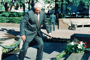 Президент РФ Б.Н. Ельцин возложил цветы к памятнику А.С. Пушкина в связи с годовщиной дня рождения поэта