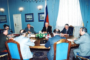 Встреча президента РФ Б.Н. Ельцина с членами правительственной делегации на переговорах по урегулированию в Чеченской Республике