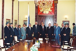 Встреча президента РФ Б.Н. Ельцина с президентом Саха (Якутия) М.Е. Николаев (подписан договор о разграничении предметов ведения и взаимном делегировании полномочий между федеральным центром и Якутией).