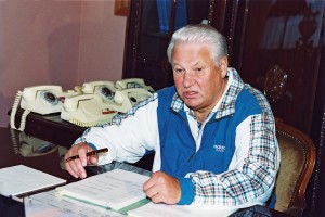 Президент РФ Б.Н. Ельцин работает с документами