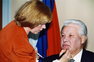 Президент РФ Борис Ельцин готовится к выступлению по телевидению