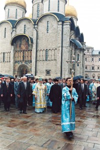 Участие президента РФ Б.Н. Ельцина в торжественном крестном ходе из Успенского собора Кремля в Сретенский монастырь