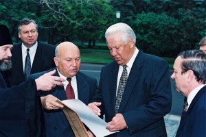 Участие президента РФ Б.Н. Ельцина в торжественном крестном ходе из Успенского собора Кремля в Сретенский монастырь