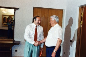 Отдых президента РФ Б.Н. Ельцина и Н.И. Ельциной. Встреча президента РФ Б.Н. Ельцина с президентом Белоруссии А.Г. Лукашенко. Встреча президентов завершилась на теннисном корте