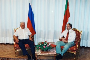 Отдых президента РФ Б.Н. Ельцина и Н.И. Ельциной. Встреча президента РФ Б.Н. Ельцина с президентом Белоруссии А.Г. Лукашенко. Встреча президентов завершилась на теннисном корте