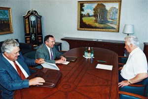 Отдых президента РФ Б.Н. Ельцина и Н.И. Ельциной. Встреча президента РФ Б.Н. Ельцина с губернатором Ростовской области В.Ф.Чубом и Генеральным директором "Россельмаша" Ю.А. Песковым