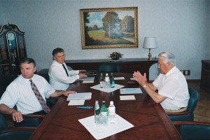 Отдых президента РФ Б.Н. Ельцина и Н.И. Ельциной. Встреча президента РФ Б.Н. Ельцина с Секретарем Совета Безопасности РФ, полномочным представителем президента РФ в Чеченской Республике О.И. Лобовым и первым заместителем председателя Правительства РФ О.Н. С