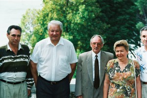 Отдых президента РФ Б.Н. Ельцина и Н.И. Ельциной. Прогулка президента РФ Б.Н. Ельцина с администрацией города Сочи и директором санатория по территории санатория "Русь"