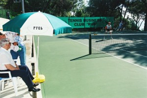 Отдых президента РФ Б.Н. Ельцина и Н.И. Ельциной. Президент РФ Б.Н. Ельцин присутствовал на тренировке и посмотрел тренировочный матч между Е. Кафельниковым и А. Чесноковым