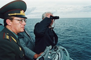 Отдых президента РФ Б.Н. Ельцина и Н.И. Ельциной. Прогулка президента РФ Б.Н. Ельцина на теплоходе и встреча с моряками