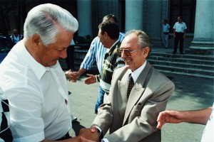 Отдых президента РФ Б.Н. Ельцина и Н.И. Ельциной. Прогулка президента РФ Б.Н. Ельцина с администрацией города Сочи и директором санатория по территории санатория "Русь"