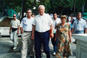 Отдых президента РФ Б.Н. Ельцина и Н.И. Ельциной. Прогулка президента РФ Б.Н. Ельцина с администрацией города Сочи и директором санатория по территории санатория "Русь"