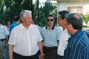 Отдых президента РФ Б.Н. Ельцина и Н.И. Ельциной. Прогулка президента РФ Б.Н. Ельцина с администрацией города Сочи и директором санатория по территории санатория "Русь"