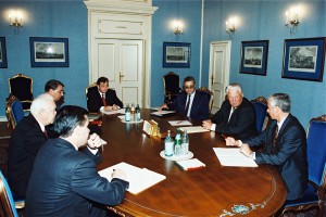 Встреча президента РФ Б.Н. Ельцина с президентом Ингушетии Р.С. Аушевым, президентом Северной Осетии-Алании А.Х. Галазовым и председателем Временного государственного комитета РФ по ликвидации последствий осетино-ингушского конфликта В.Д. Лозовым