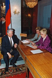 Президент РФ Б.Н. Ельцин на избирательном участке Голосует на выборах депутатов в Государственную Думу РФ