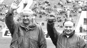 Борис Ельцин и Егор Гайдар во время футбольного матча между командами правительства России и Москвы