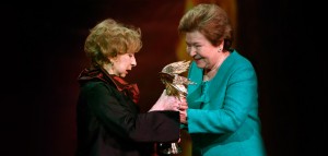 Наина Ельцина вручила Лии Ахеджаковой «Нику» «За честь и достоинство»