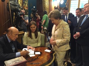 Бывший президент Франции Валери Жискар д'Эстен подписывает свою книгу для Наины Ельциной в доме приемов МИД в Москве
