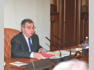 Председатель правительства Евгений Примаков на заседании кабинета министров РФ