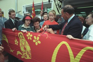 Наина Ельцина на открытии ресторана "Макдоналдс" на Старом Арбате в Москве (1993)