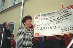 Наина Ельцина на открытии ресторана "Макдоналдс" на Старом Арбате в Москве (1993)