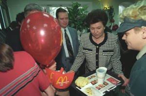 Наина Ельцина на открытии ресторана "Макдоналдс" на Старом Арбате в Москве (1993)