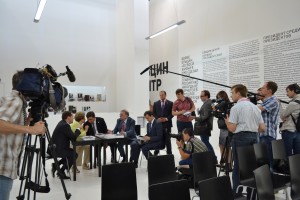 Дмитрий Медведев, Наина Ельцина, Евгений Куйвашев на стенде Президентского центра Б.Н. Ельцина. ИННОПРОМ 2014