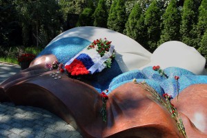 Участники шествия памяти погибших защитников Белого дома на могиле Бориса Ельцина