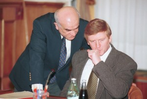 Министр экономики РФ Евгений Ясин и первый заместитель председателя правительства РФ Анатолий Чубайс (1995 г.)