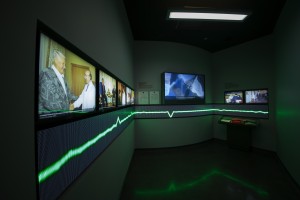 Обложка и разворот трудовой книжки Бориса Ельцина с записью об отставке с поста президента РФ